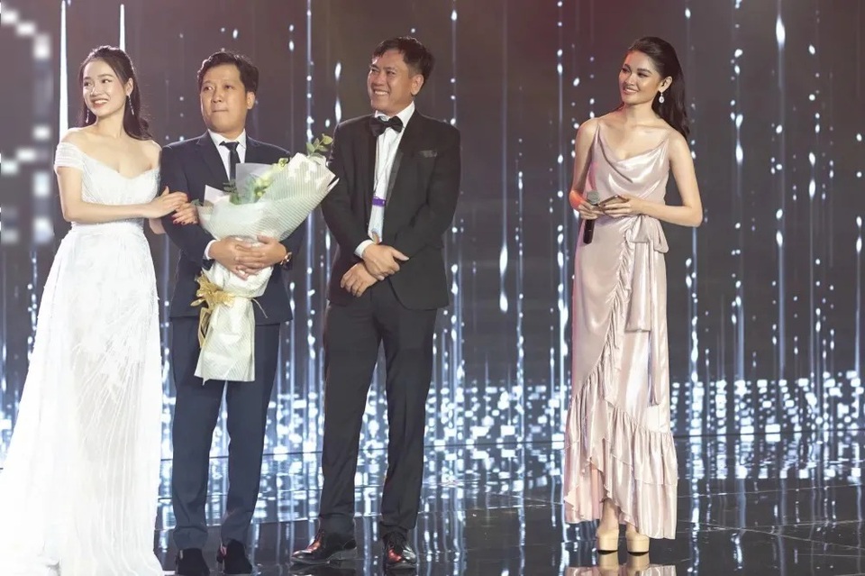 Tường Linh sexy bên Chí Tài, Trung Dũng ôm chặt “Hân Hoa hậu” - 13 Tường Linh sexy bên Chí Tài, Trung Dũng ôm chặt “Hân Hoa hậu” - 13