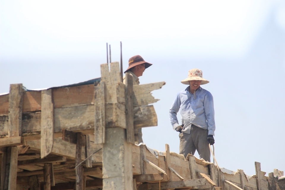 Người dân “xứ gió Lào” vã mồ hôi lao động giữa nắng nóng rát mặt! - 13