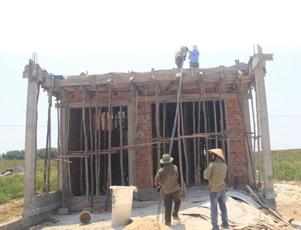 Người dân “xứ gió Lào” vã mồ hôi lao động giữa nắng nóng rát mặt! - 14