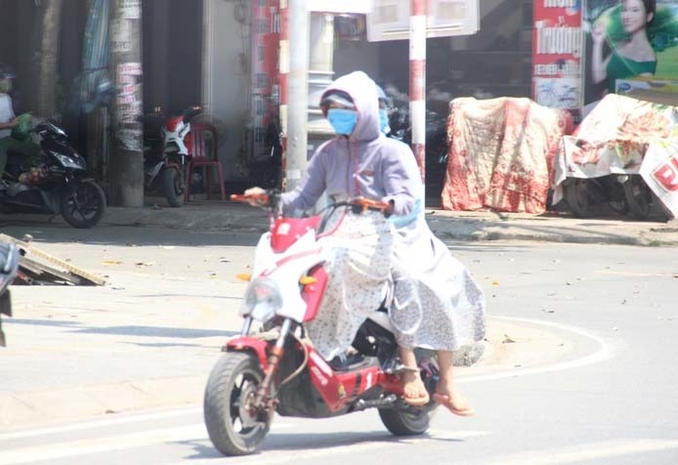 Người dân “xứ gió Lào” vã mồ hôi lao động giữa nắng nóng rát mặt! - 15