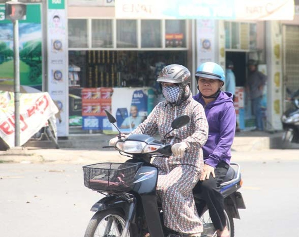 Người dân “xứ gió Lào” vã mồ hôi lao động giữa nắng nóng rát mặt! - 16