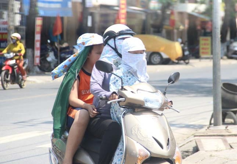 Người dân “xứ gió Lào” vã mồ hôi lao động giữa nắng nóng rát mặt! - 17