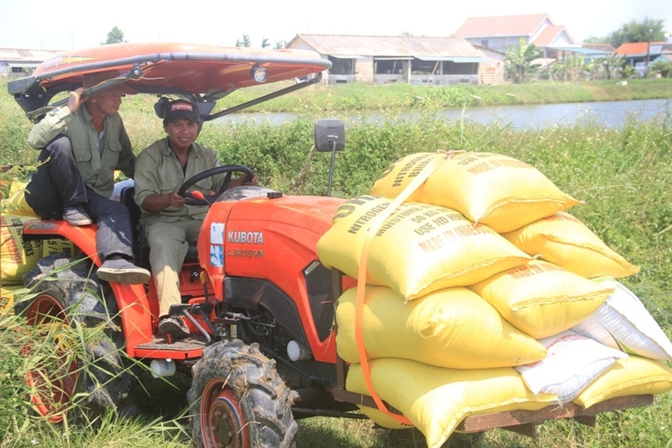 Người dân “xứ gió Lào” vã mồ hôi lao động giữa nắng nóng rát mặt! - 9