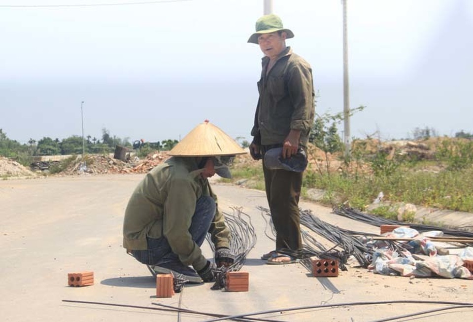 Người dân “xứ gió Lào” vã mồ hôi lao động giữa nắng nóng rát mặt! - 10