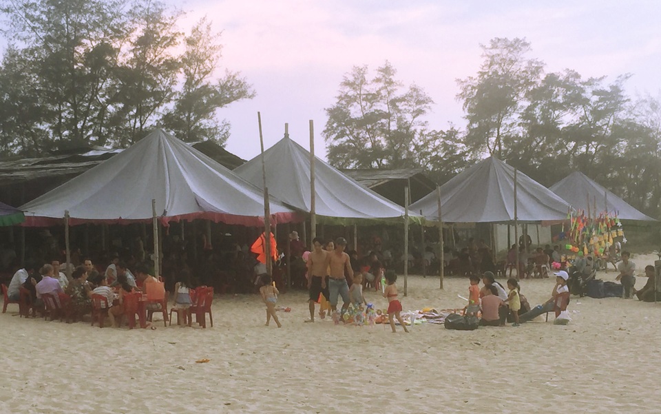 Người dân “xứ gió Lào” vã mồ hôi lao động giữa nắng nóng rát mặt! - 1