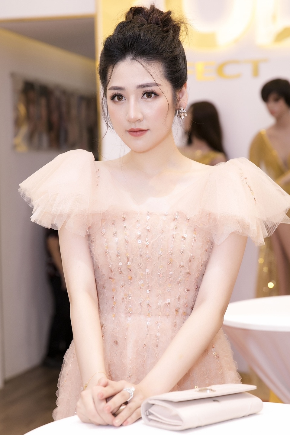 Cận cảnh nhan sắc rực rỡ của “gái một con” Tú Anh - 4 Cận cảnh nhan sắc rực rỡ của “gái một con” Tú Anh - 4