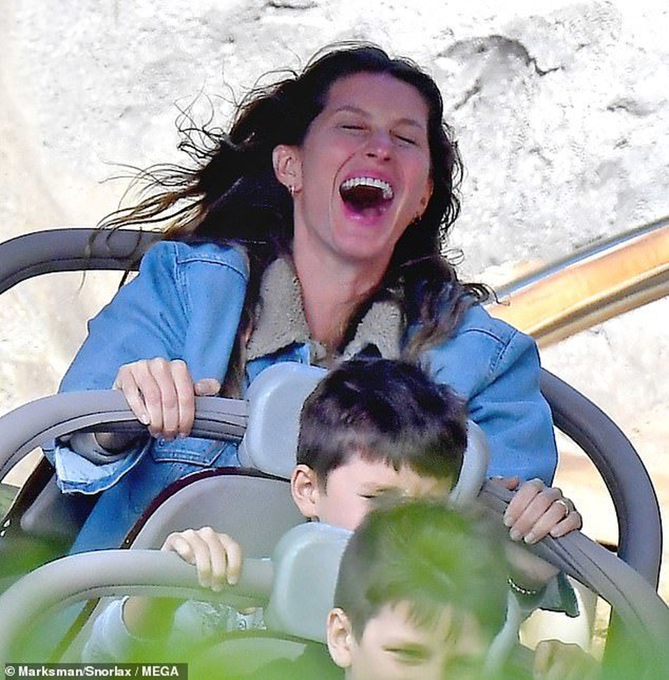 Cuối tuần, Gisele Bundchen đưa con đi chơi ở Disneyland - 1 Cuối tuần, Gisele Bundchen đưa con đi chơi ở Disneyland - 1
