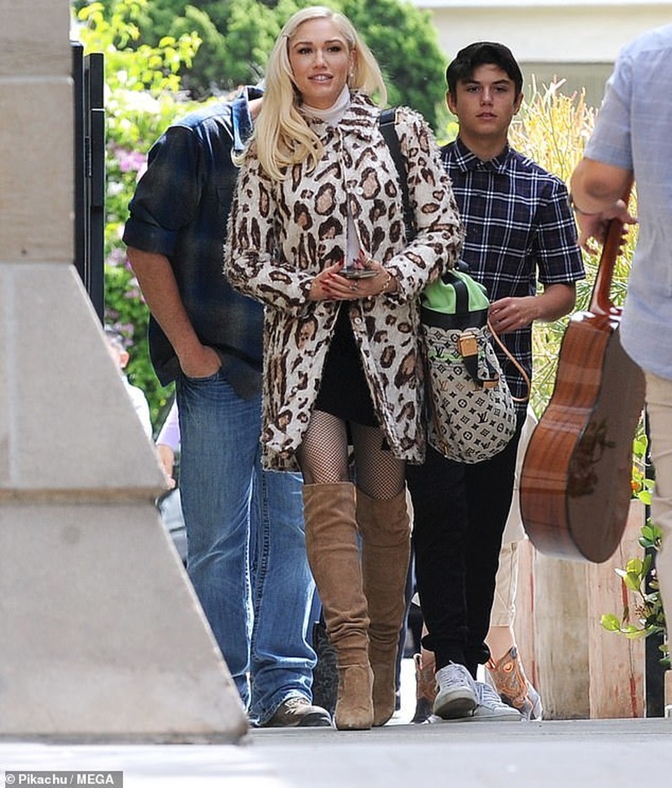Gwen Stefani trẻ trung, xinh đẹp diện váy ngắn tới nhà thờ - 1 Gwen Stefani trẻ trung, xinh đẹp diện váy ngắn tới nhà thờ - 1