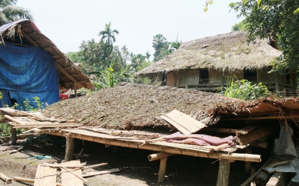 Hơn 50 nhà dân bị lốc xoáy thổi bay mái - 1 Hơn 50 nhà dân bị lốc xoáy thổi bay mái - 1