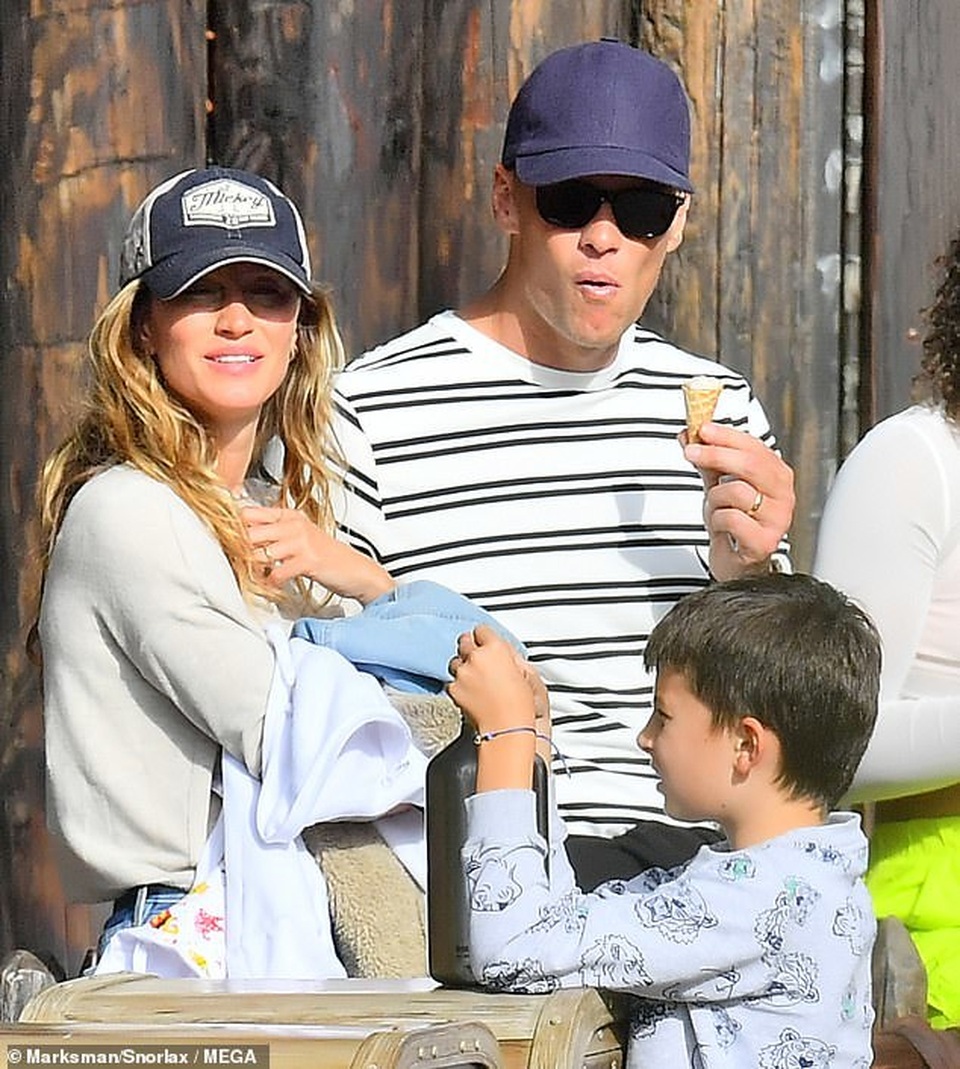 Cuối tuần, Gisele Bundchen đưa con đi chơi ở Disneyland - 2 Cuối tuần, Gisele Bundchen đưa con đi chơi ở Disneyland - 2