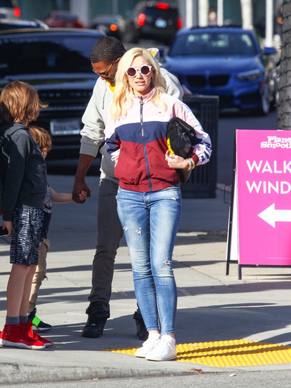 Gwen Stefani trẻ trung, xinh đẹp diện váy ngắn tới nhà thờ - 8 Gwen Stefani trẻ trung, xinh đẹp diện váy ngắn tới nhà thờ - 8