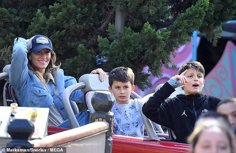 Cuối tuần, Gisele Bundchen đưa con đi chơi ở Disneyland - 7 Cuối tuần, Gisele Bundchen đưa con đi chơi ở Disneyland - 7