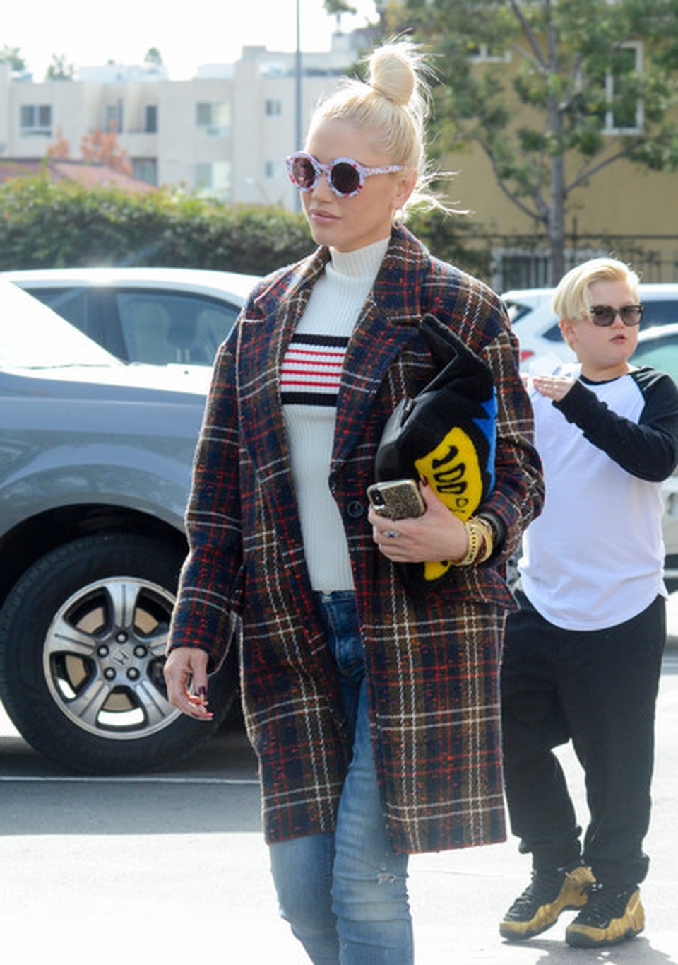 Gwen Stefani trẻ trung, xinh đẹp diện váy ngắn tới nhà thờ - 6 Gwen Stefani trẻ trung, xinh đẹp diện váy ngắn tới nhà thờ - 6