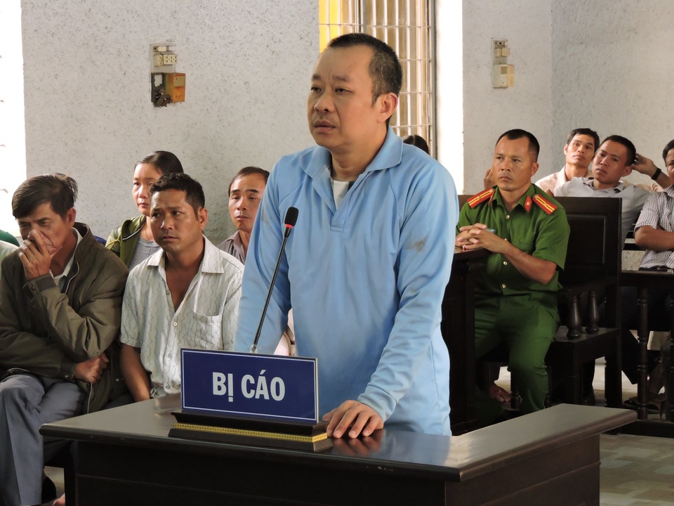 Nguyên Thượng tá công an lừa đảo hơn 24 tỷ đồng khai đã hối lộ 15 tỷ đồng cho cán bộ - 1 Nguyên Thượng tá công an lừa đảo hơn 24 tỷ đồng khai đã hối lộ 15 tỷ đồng cho cán bộ - 1