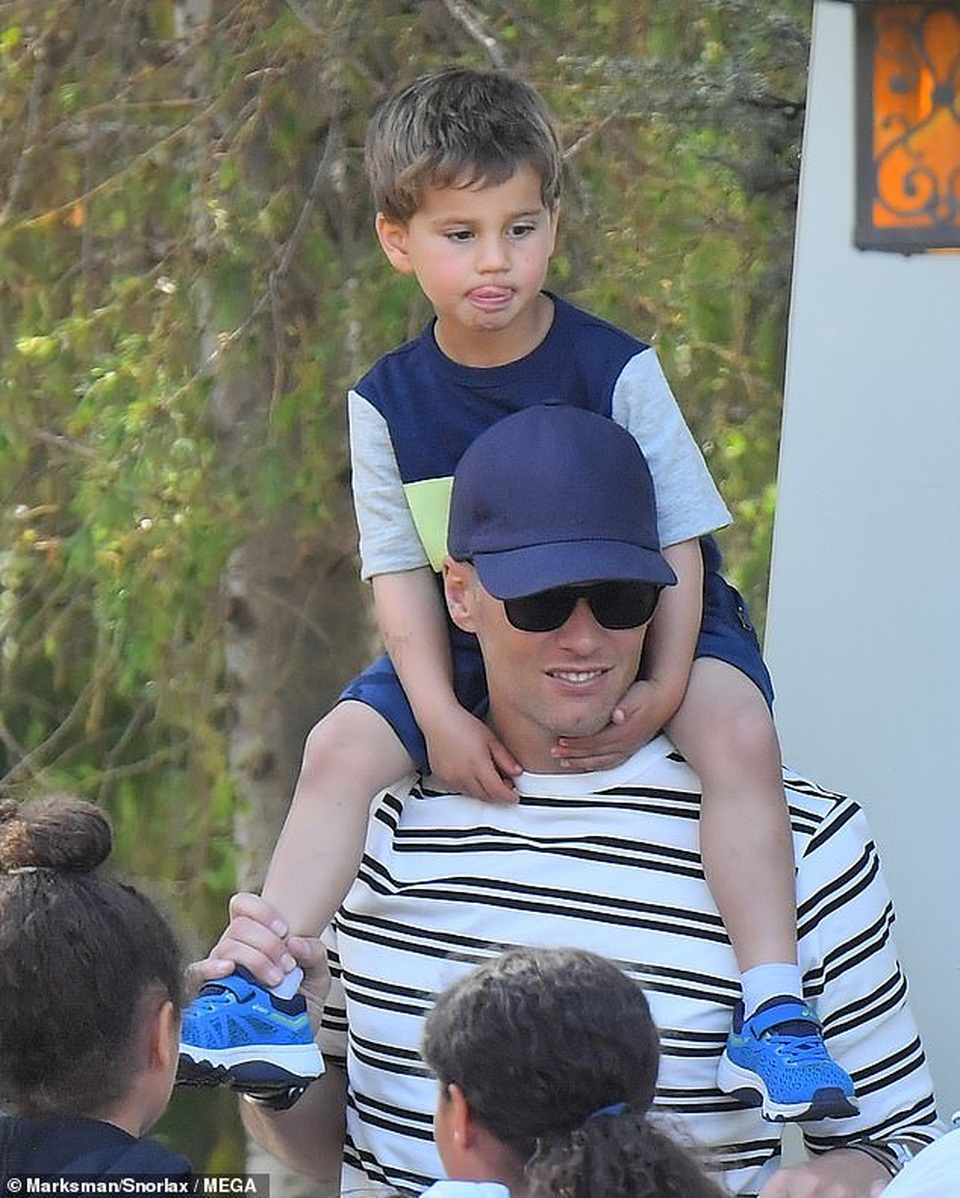 Cuối tuần, Gisele Bundchen đưa con đi chơi ở Disneyland - 3 Cuối tuần, Gisele Bundchen đưa con đi chơi ở Disneyland - 3