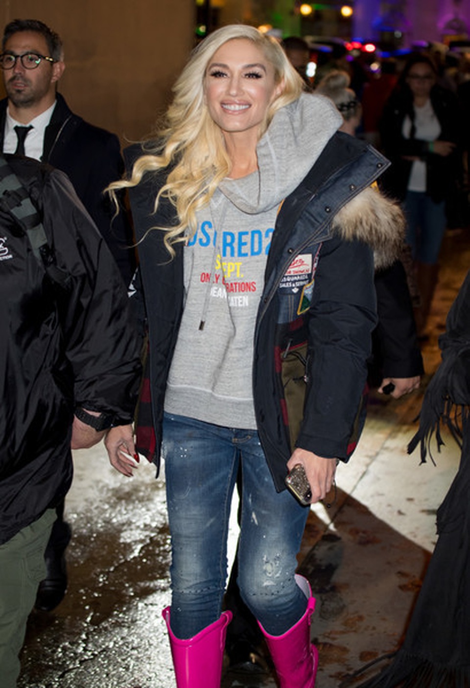 Gwen Stefani trẻ trung, xinh đẹp diện váy ngắn tới nhà thờ - 7 Gwen Stefani trẻ trung, xinh đẹp diện váy ngắn tới nhà thờ - 7