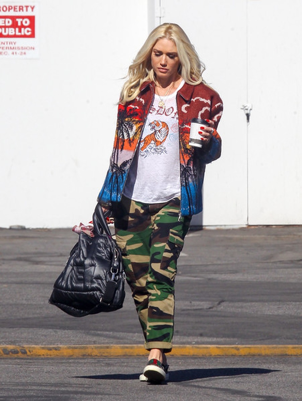 Gwen Stefani trẻ trung, xinh đẹp diện váy ngắn tới nhà thờ - 5 Gwen Stefani trẻ trung, xinh đẹp diện váy ngắn tới nhà thờ - 5