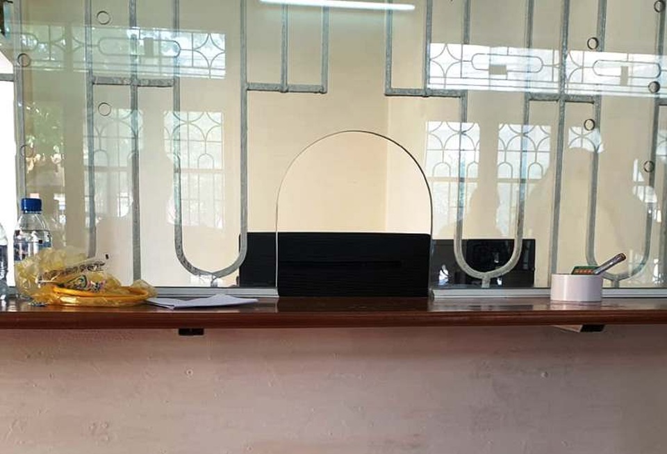 Thu nhỏ ô kính sau vụ “dân chui qua lỗ để làm việc với cán bộ Ban Tiếp dân” - 3 Thu nhỏ ô kính sau vụ “dân chui qua lỗ để làm việc với cán bộ Ban Tiếp dân” - 3