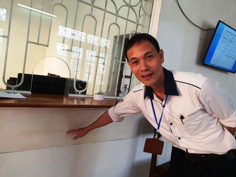 Thu nhỏ ô kính sau vụ “dân chui qua lỗ để làm việc với cán bộ Ban Tiếp dân” - 2 Thu nhỏ ô kính sau vụ “dân chui qua lỗ để làm việc với cán bộ Ban Tiếp dân” - 2