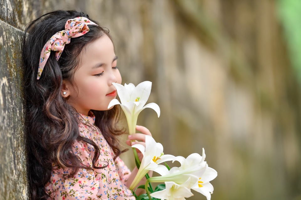 Bé gái Hà Nội thỏa sức tạo dáng trên con đường ngập lá sấu vàng Phan Đình Phùng - 6