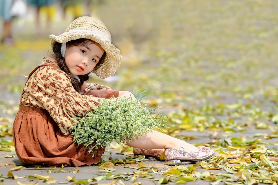 Bé gái Hà Nội thỏa sức tạo dáng trên con đường ngập lá sấu vàng Phan Đình Phùng - 1