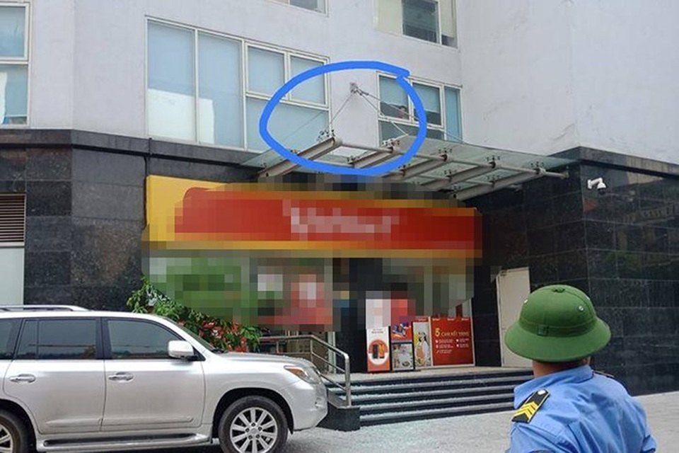 Hà Nội: Bé trai 4 tuổi rơi từ tầng 11 chung cư xuống đất đã tử vong - 1 Hà Nội: Bé trai 4 tuổi rơi từ tầng 11 chung cư xuống đất đã tử vong - 1