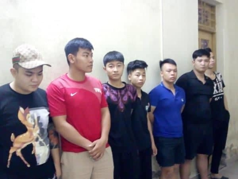 Hỗn chiến trên đường phố trong đêm, công an buộc nổ súng trấn áp - 1 Hỗn chiến trên đường phố trong đêm, công an buộc nổ súng trấn áp - 1
