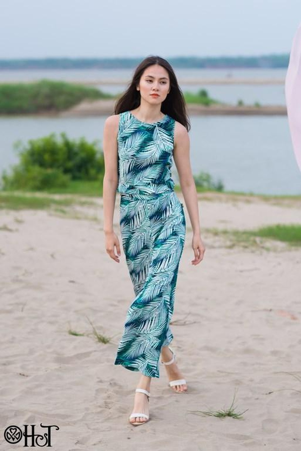 Gợi cảm với những mẫu đầm maxi hiện đại - 11 Gợi cảm với những mẫu đầm maxi hiện đại - 11