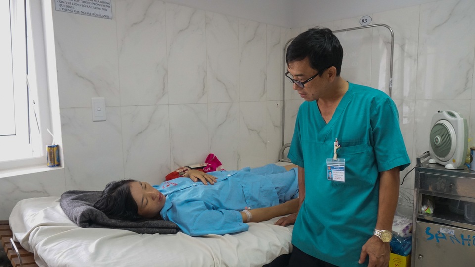 Người phụ nữ bị băng huyết nặng phải cắt bỏ tử cung vì... sinh con tại nhà - 1