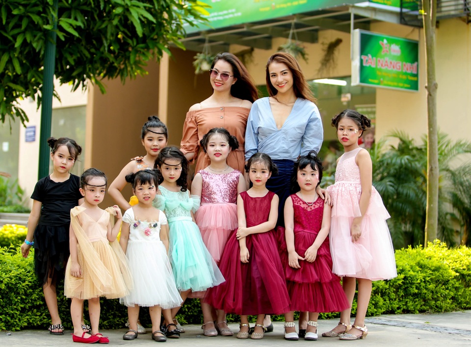Hồng Quế cùng dàn mẫu nhí làm dịu mát mùa hè với màn biểu diễn ấn tượng - 2 Hồng Quế cùng dàn mẫu nhí làm dịu mát mùa hè với màn biểu diễn ấn tượng - 2
