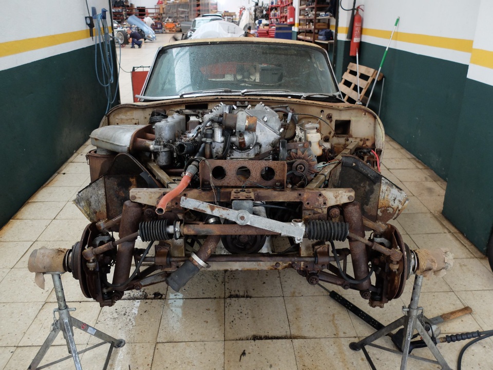 Sự hồi sinh kì diệu của một chiếc Jaguar E-Type từ đồ đồng nát - 7 Sự hồi sinh kì diệu của một chiếc Jaguar E-Type từ đồ đồng nát - 7