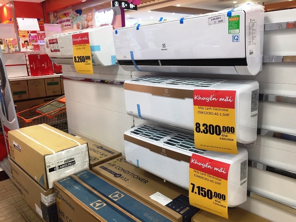 TPHCM: Máy lạnh, quạt hơi nước bán “đắt như tôm tươi” mùa nắng nóng - 2 TPHCM: Máy lạnh, quạt hơi nước bán “đắt như tôm tươi” mùa nắng nóng - 2