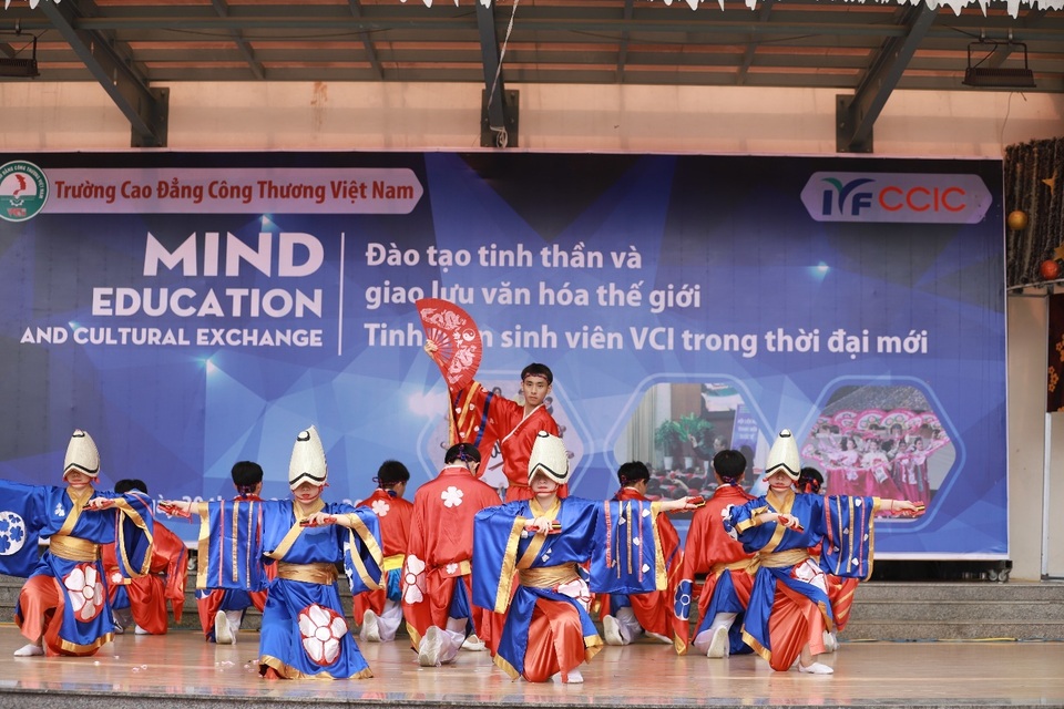 Giáo dục toàn diện - tầm nhìn của thời đại hội nhập, phát triển - 1 Giáo dục toàn diện - tầm nhìn của thời đại hội nhập, phát triển - 1