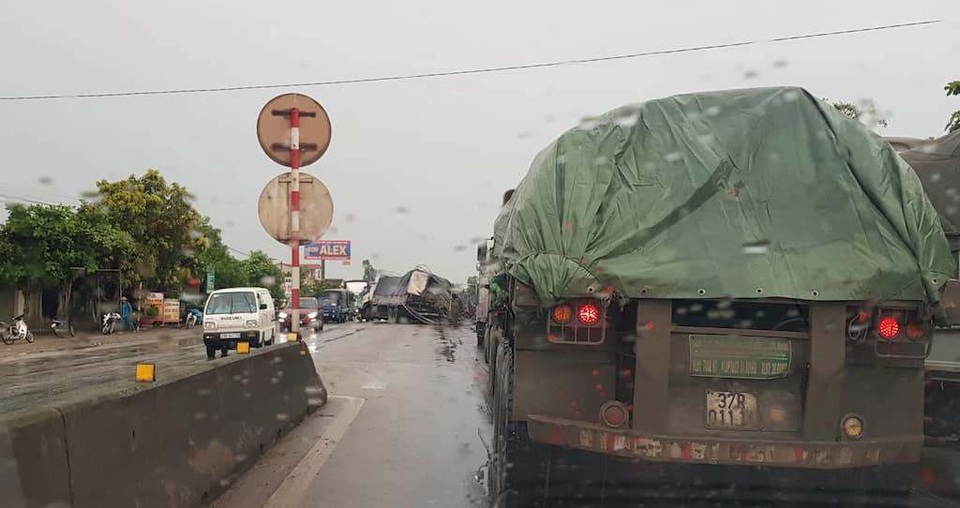 Hai ô tô tông nhau tan nát, 2 người bị thương nguy kịch - 3 Hai ô tô tông nhau tan nát, 2 người bị thương nguy kịch - 3
