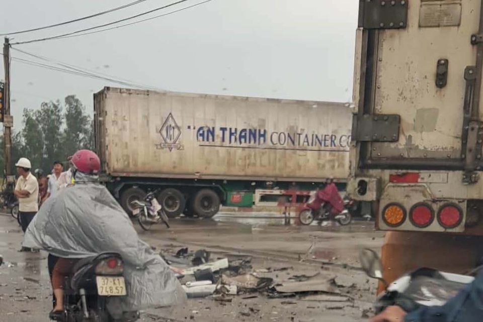 Hai ô tô tông nhau tan nát, 2 người bị thương nguy kịch - 2 Hai ô tô tông nhau tan nát, 2 người bị thương nguy kịch - 2