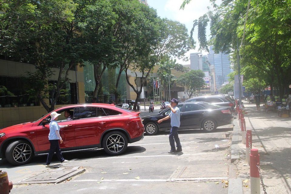 TPHCM thay lực lượng thu phí đỗ ô tô dưới lòng đường - 1 TPHCM thay lực lượng thu phí đỗ ô tô dưới lòng đường - 1