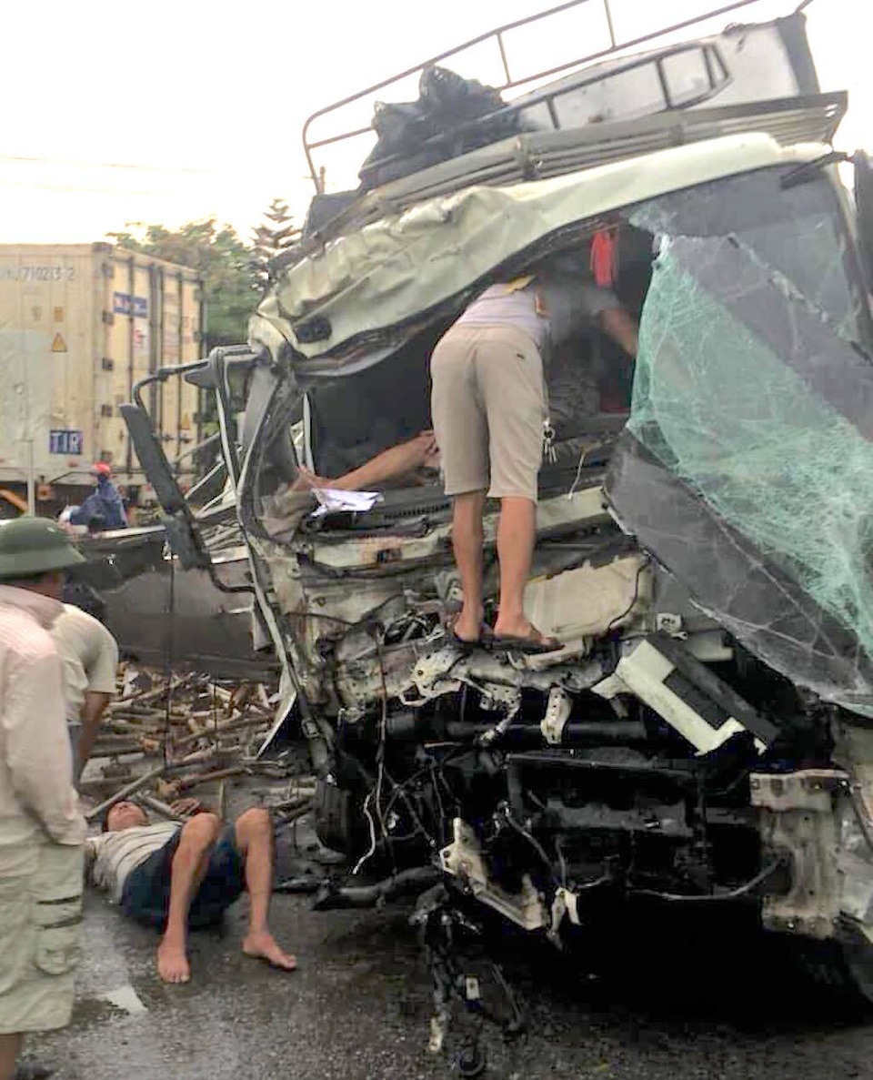 Hai ô tô tông nhau tan nát, 2 người bị thương nguy kịch - 5 Hai ô tô tông nhau tan nát, 2 người bị thương nguy kịch - 5