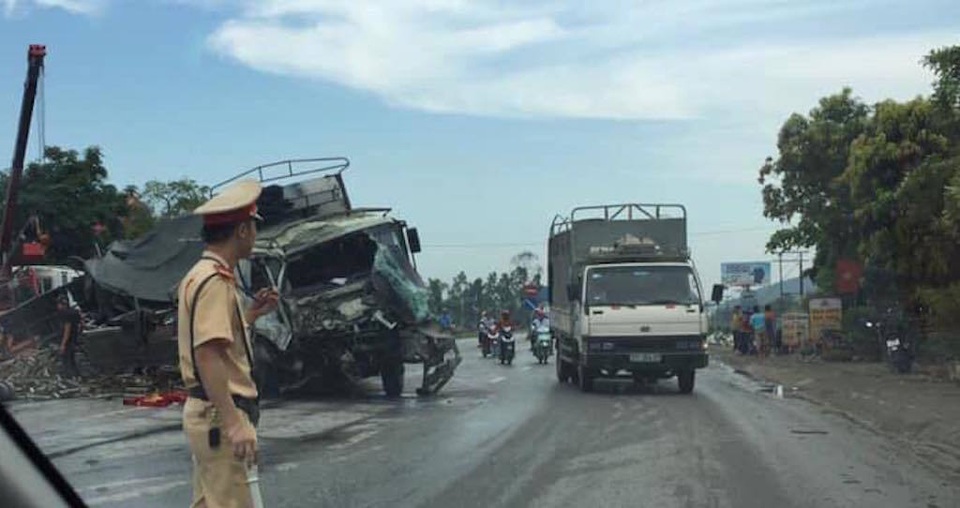 Hai ô tô tông nhau tan nát, 2 người bị thương nguy kịch - 6 Hai ô tô tông nhau tan nát, 2 người bị thương nguy kịch - 6