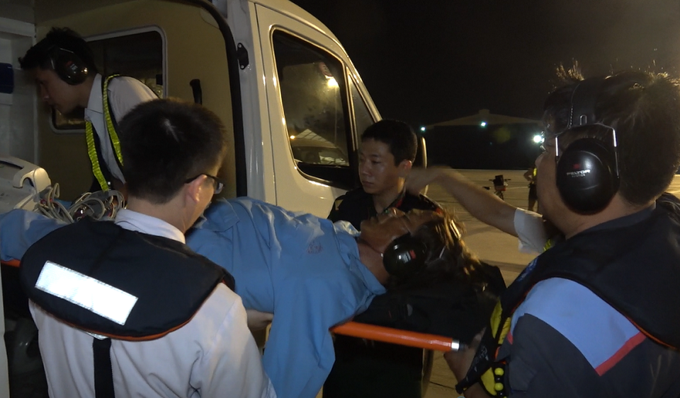 Trực thăng vượt màn đêm đưa bệnh nhân từ biển vào đất liền - 2 Trực thăng vượt màn đêm đưa bệnh nhân từ biển vào đất liền - 2