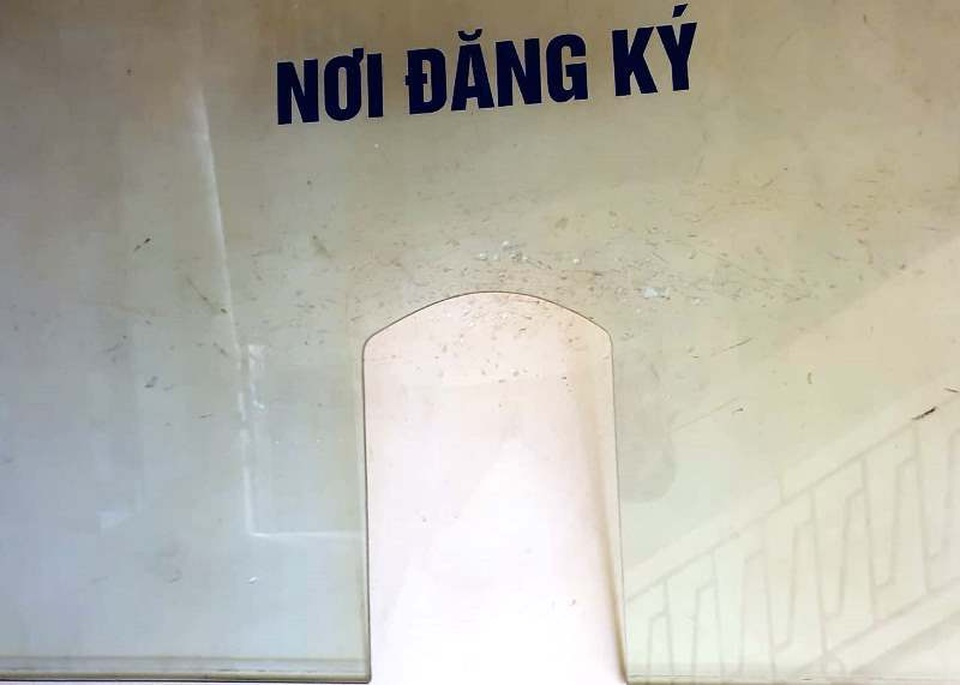 Thu nhỏ ô kính sau vụ “dân chui qua lỗ để làm việc với cán bộ Ban Tiếp dân” - 4 Thu nhỏ ô kính sau vụ “dân chui qua lỗ để làm việc với cán bộ Ban Tiếp dân” - 4