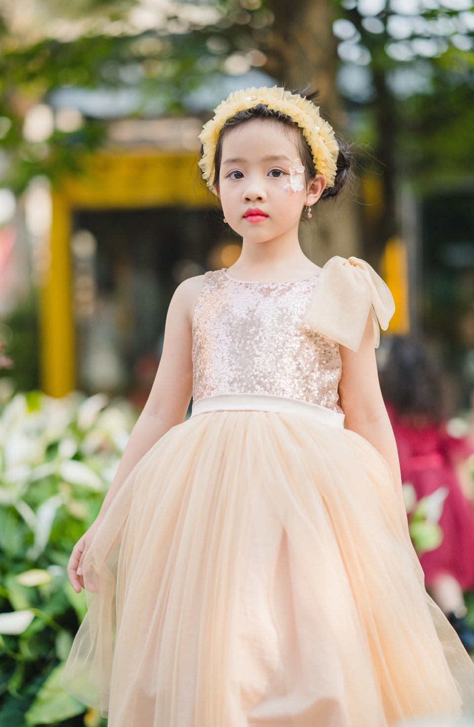 Hồng Quế cùng dàn mẫu nhí làm dịu mát mùa hè với màn biểu diễn ấn tượng - 9 Hồng Quế cùng dàn mẫu nhí làm dịu mát mùa hè với màn biểu diễn ấn tượng - 9