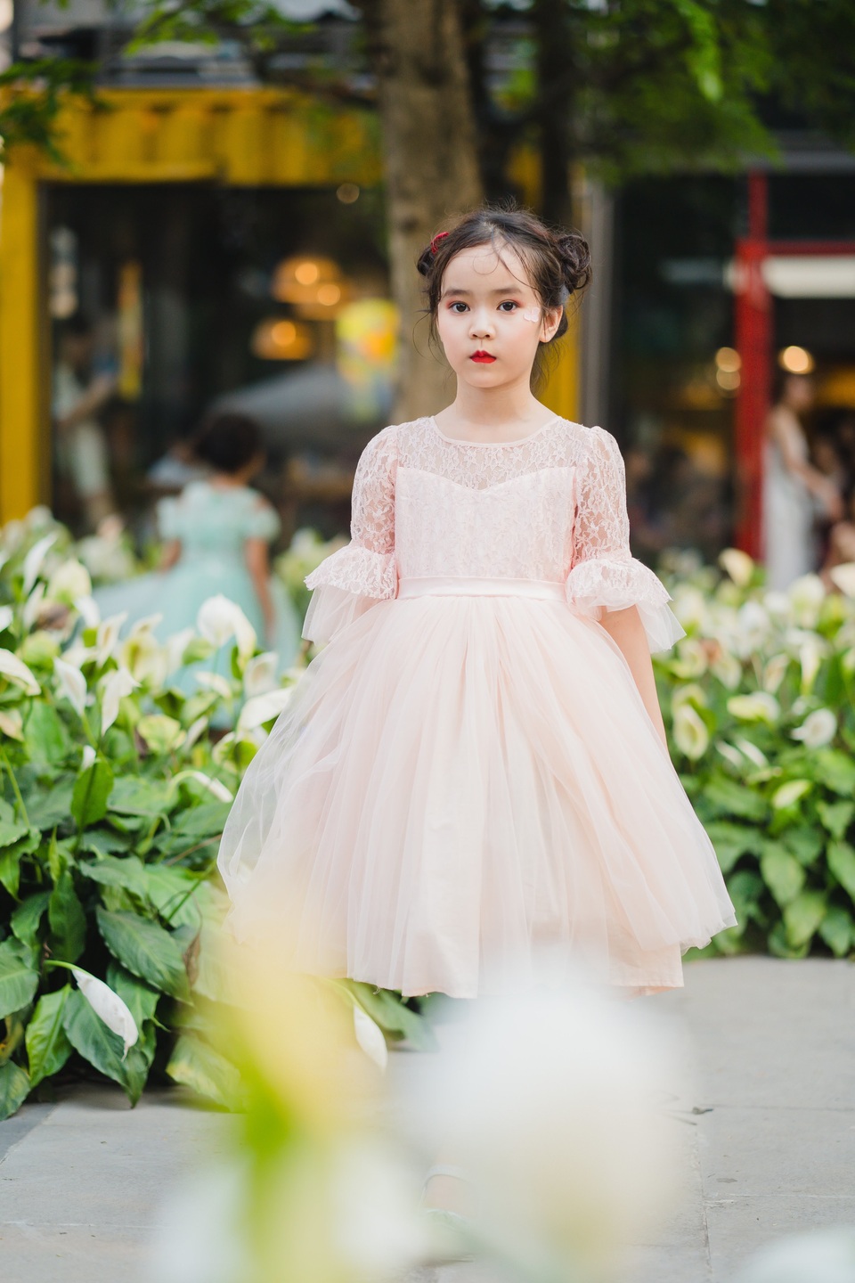 Hồng Quế cùng dàn mẫu nhí làm dịu mát mùa hè với màn biểu diễn ấn tượng - 10 Hồng Quế cùng dàn mẫu nhí làm dịu mát mùa hè với màn biểu diễn ấn tượng - 10