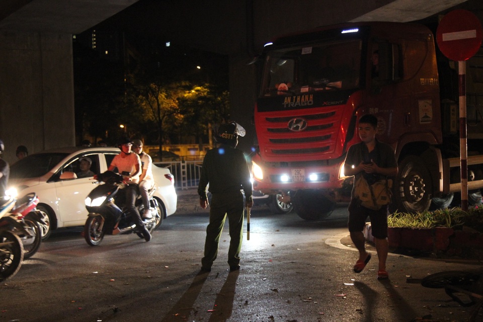 Hiện trường tan hoang vụ “xe điên” tông hàng loạt người và phương tiện trên phố Hà Nội - 11 Hiện trường tan hoang vụ “xe điên” tông hàng loạt người và phương tiện trên phố Hà Nội - 11