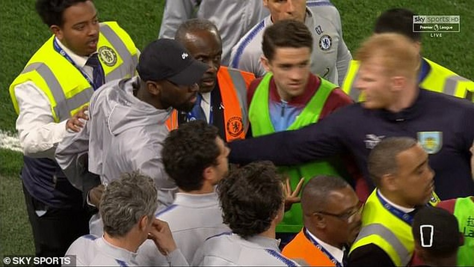 HLV Sarri bị đuổi, Chelsea cãi vã nảy lửa với Burnley - 4 HLV Sarri bị đuổi, Chelsea cãi vã nảy lửa với Burnley - 4