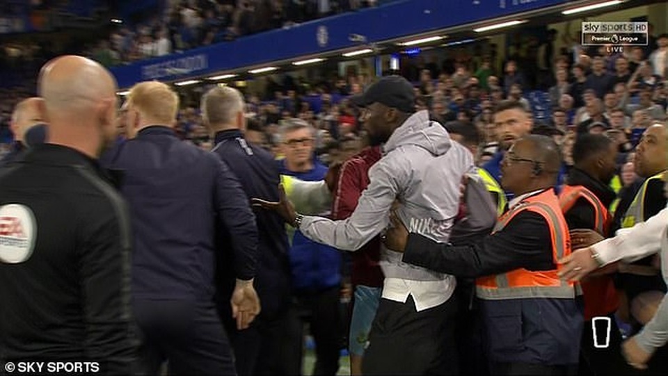 HLV Sarri bị đuổi, Chelsea cãi vã nảy lửa với Burnley - 5 HLV Sarri bị đuổi, Chelsea cãi vã nảy lửa với Burnley - 5