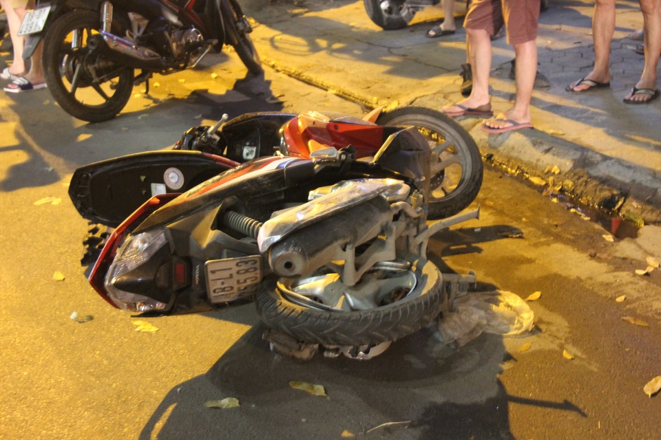 Hiện trường tan hoang vụ “xe điên” tông hàng loạt người và phương tiện trên phố Hà Nội - 4 Hiện trường tan hoang vụ “xe điên” tông hàng loạt người và phương tiện trên phố Hà Nội - 4