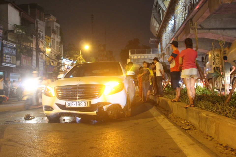 Hiện trường tan hoang vụ “xe điên” tông hàng loạt người và phương tiện trên phố Hà Nội - 5 Hiện trường tan hoang vụ “xe điên” tông hàng loạt người và phương tiện trên phố Hà Nội - 5