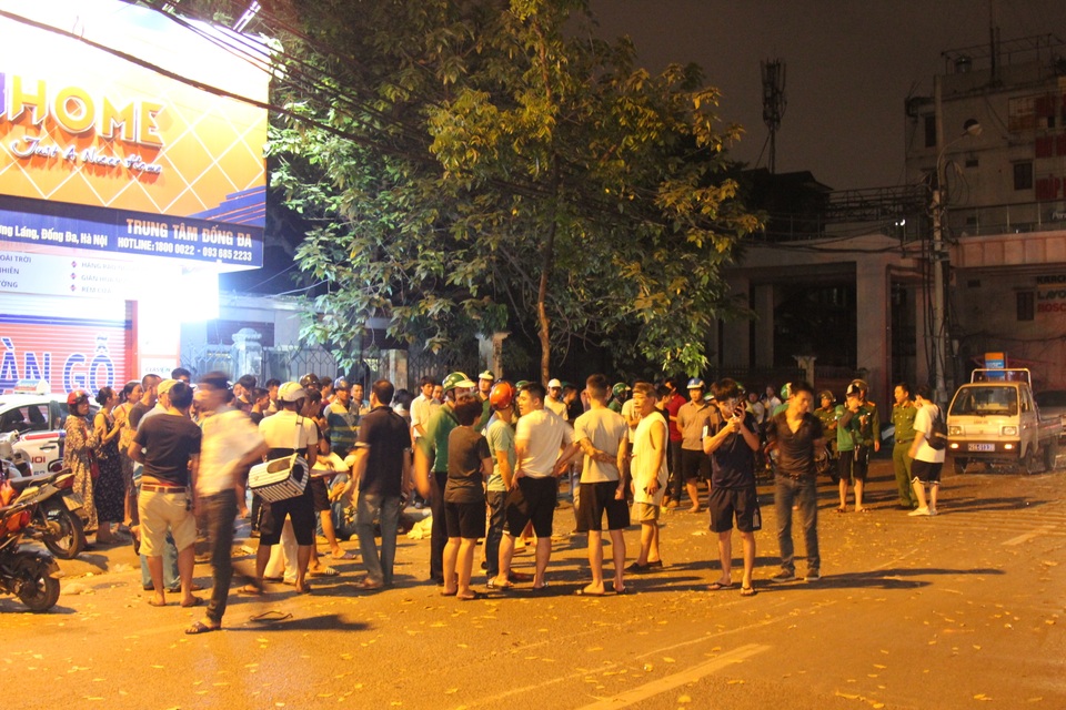 Hiện trường tan hoang vụ “xe điên” tông hàng loạt người và phương tiện trên phố Hà Nội - 8 Hiện trường tan hoang vụ “xe điên” tông hàng loạt người và phương tiện trên phố Hà Nội - 8