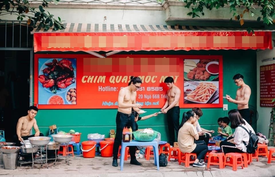 Tranh cãi dàn trai đẹp, cởi trần “khoe cơ bắp” phục vụ quán ăn vỉa hè Hà Nội - 1 Tranh cãi dàn trai đẹp, cởi trần “khoe cơ bắp” phục vụ quán ăn vỉa hè Hà Nội - 1