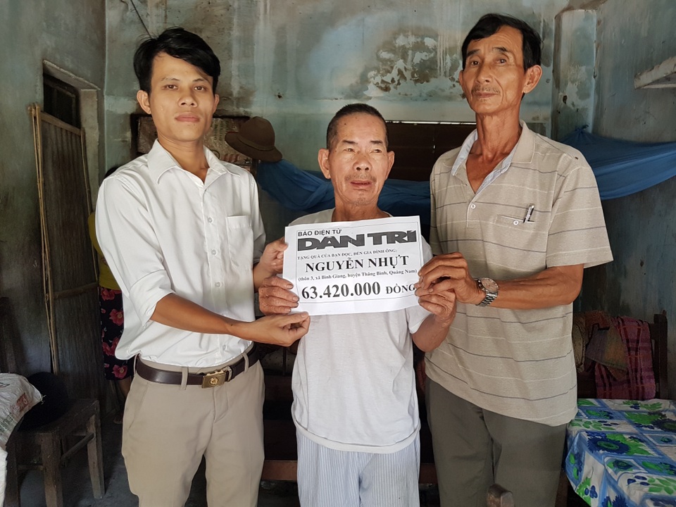 Trao tiền nhân ái ở Quảng Nam Trao tiền nhân ái ở Quảng Nam